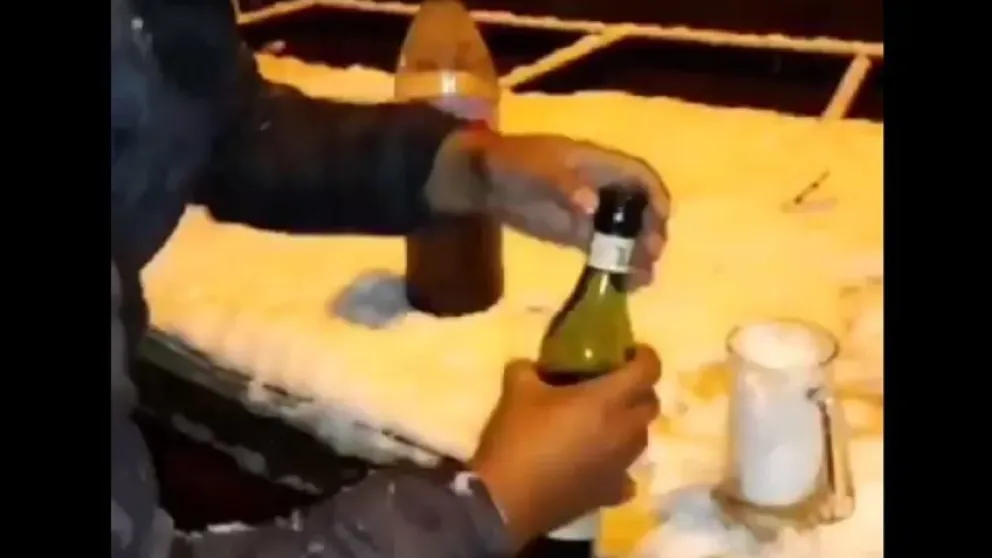 Video: Se preparó un Fernet con la nieve que cayó en Córdoba y se volvió viral 
