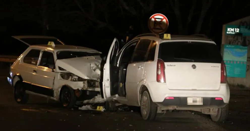 Tres personas tuvieron que ser trasladadas al hospital tras impactante choque frontal en Bustillo