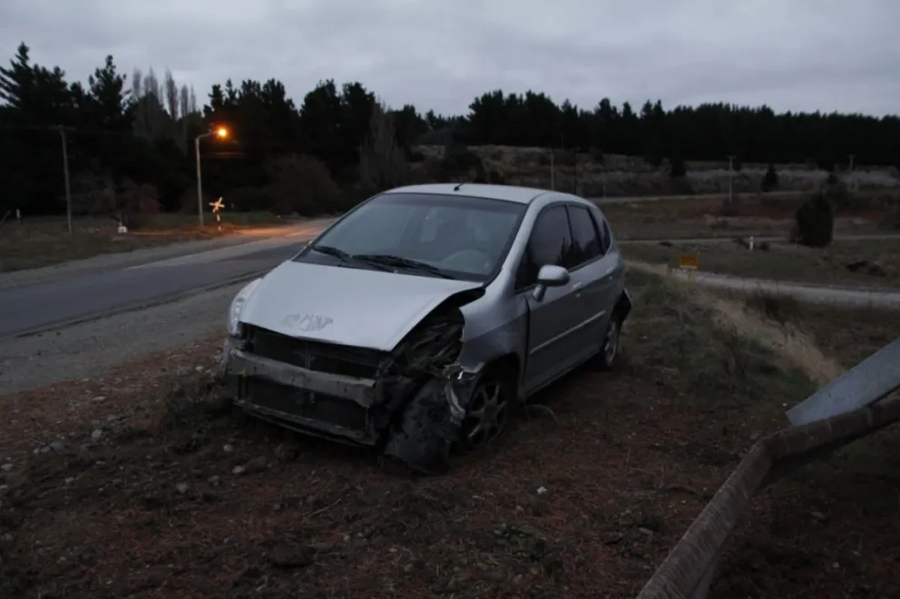 Perdió el control de su auto y chocó contra un guardarrail en la curva de las vías