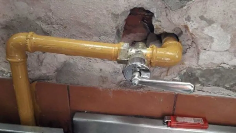 Por una pérdida de gas Bomberos y Camuzzi trabajaron en un jardín