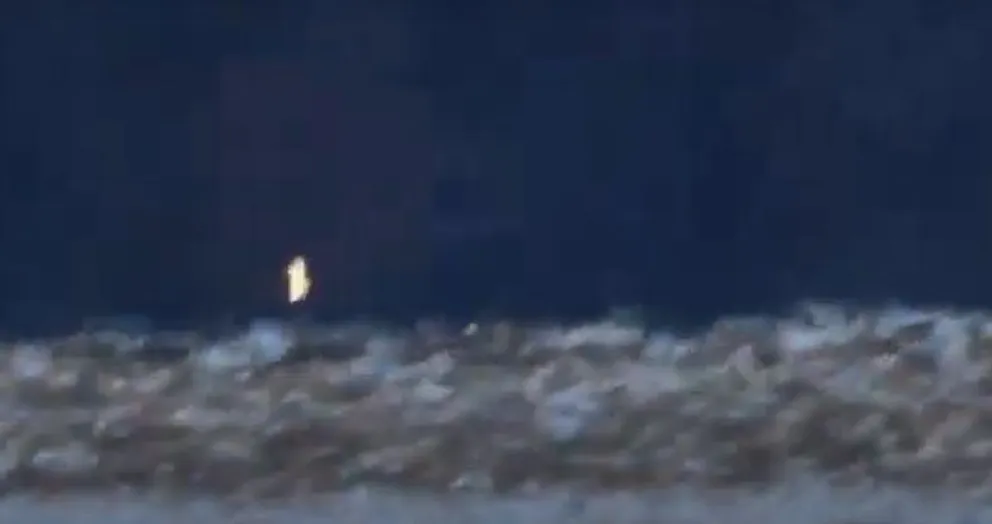 ¿Qué hay en la orilla? El enigma de "la antorcha” vista desde el muelle de lago Puelo