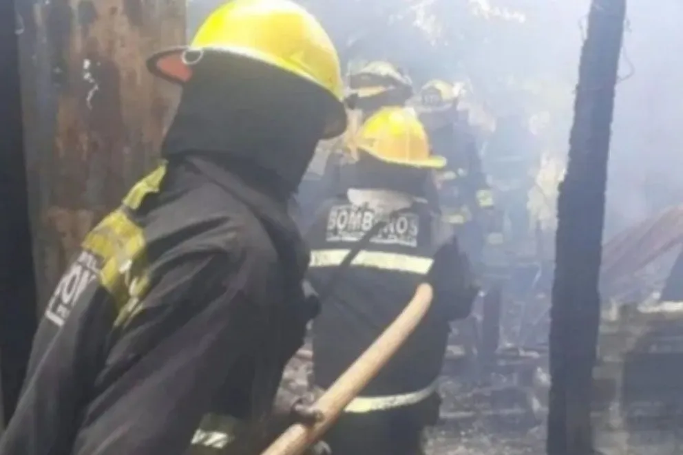 Tomaba sol desnuda en su patio y las vecinas le prendieron fuego la casa