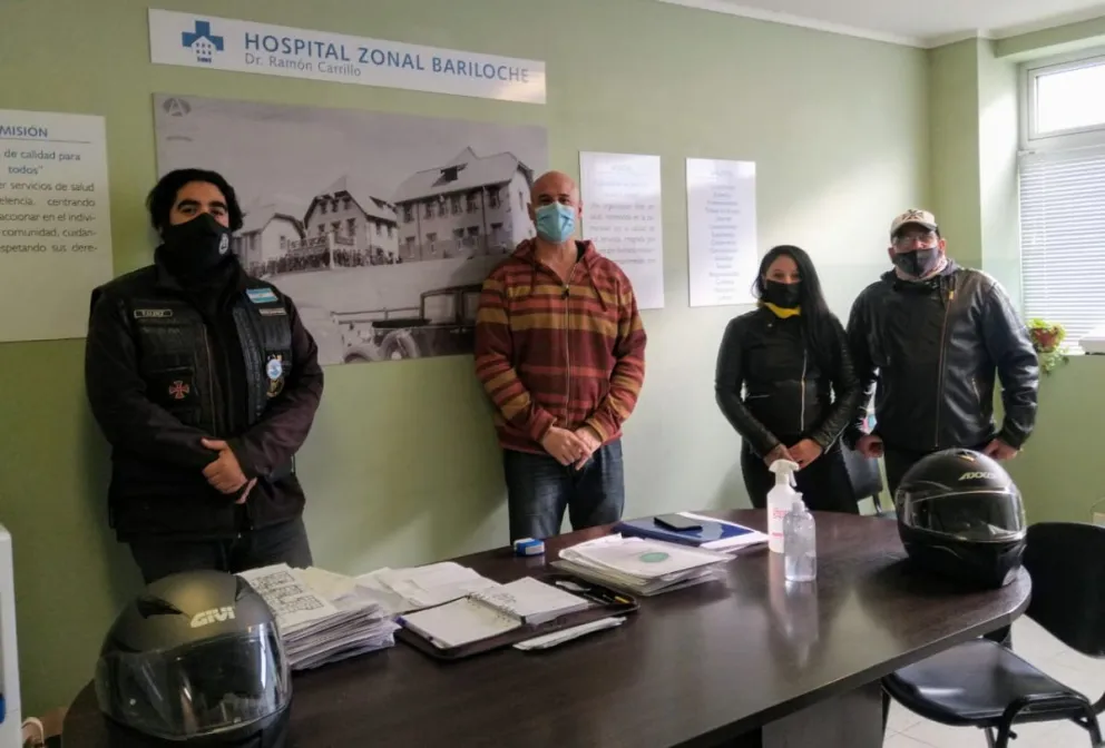 Algunos de los Moteros Unidos entregando las donaciones a Leo Gil, director del Hospital Zonal 