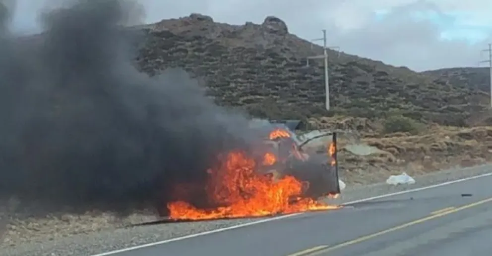 Riesgo en ruta 40: camioneta incendiada quedó a la vera del camino sin señalización