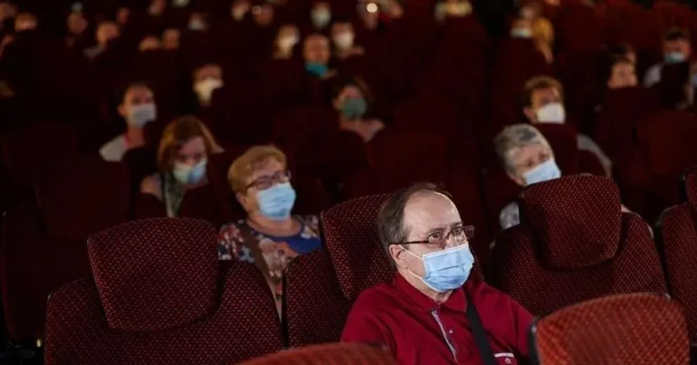 Permitirán un 30% de aforo en cines y podrán vender golosinas y bebidas