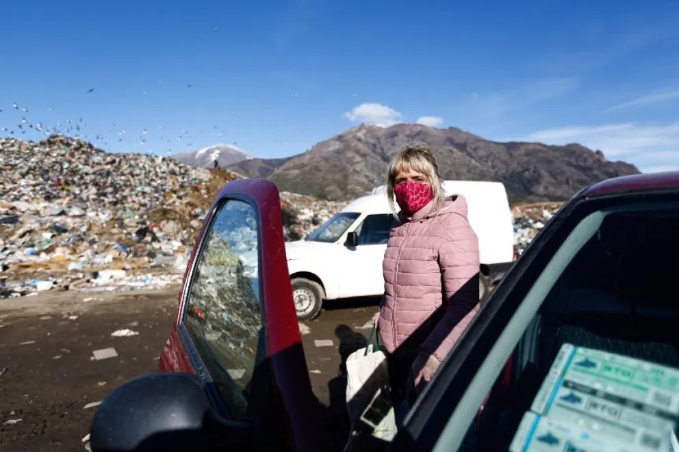 “No tendría que haber personas entre los desperdicios, sobre todo buscando comida"