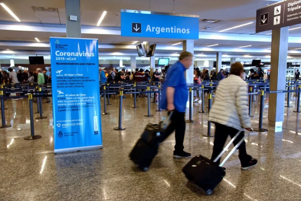 El 40% de los argentinos que viajan al exterior no hacen cuarentena al llegar al país