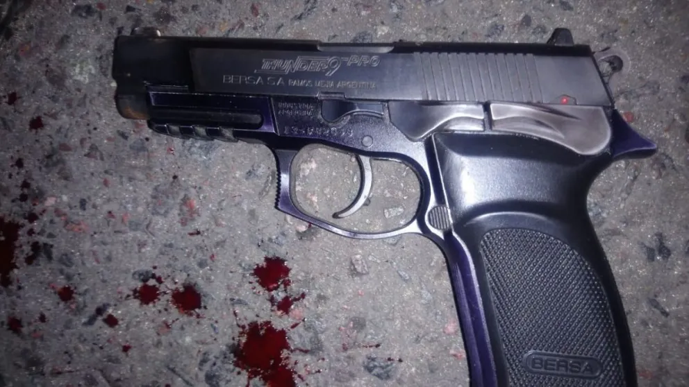 Una mujer policía murió de un disparo en la vagina y su pareja quedó detenida