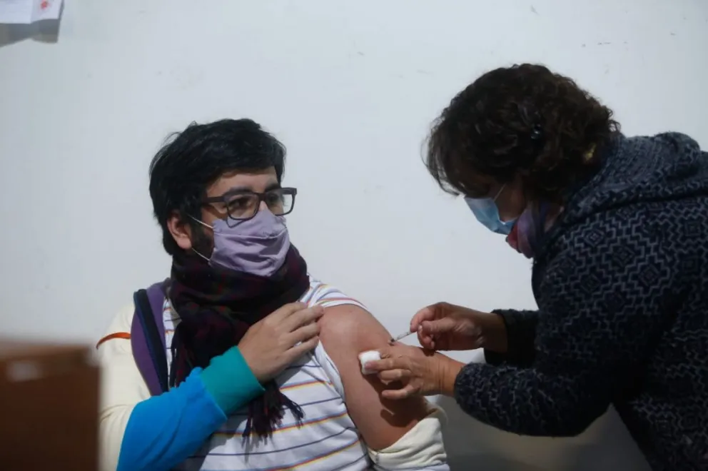 Continúa a buen ritmo la vacunación a docentes de escuelas secundarias