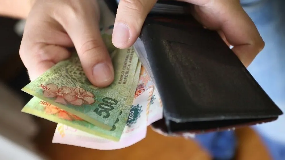 Pagan los sueldos estatales desde el 1 de julio, y aguinaldos desde el 22