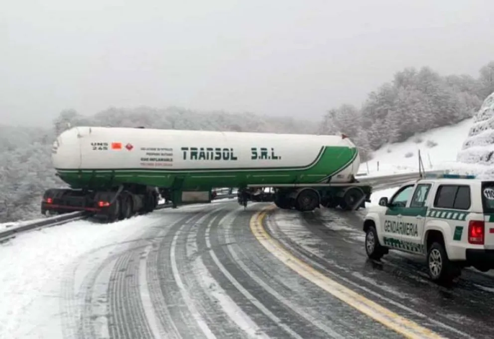 Camionero se salvó de caer a un barranco en cercanías del Paso Samoré 