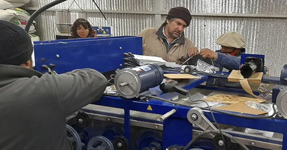 La CEB ayudó a importar una máquina canadiense para una cooperativa rural