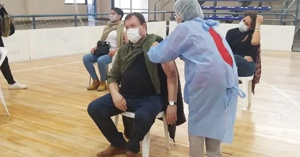 Weretilneck se vacunó contra el coronavirus en Cipolletti