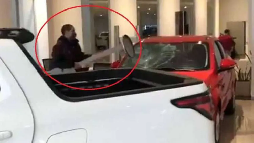 “¡Estafadores!” gritó,  y destrozó un auto 0 Km en una concesionaria
