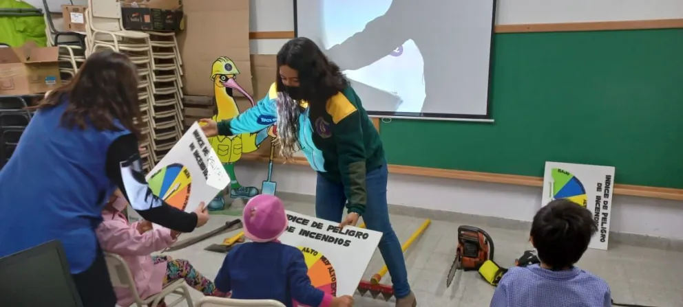 Los chiquitos del jardín N° 130 recibieron la visita del SPLIF Bariloche