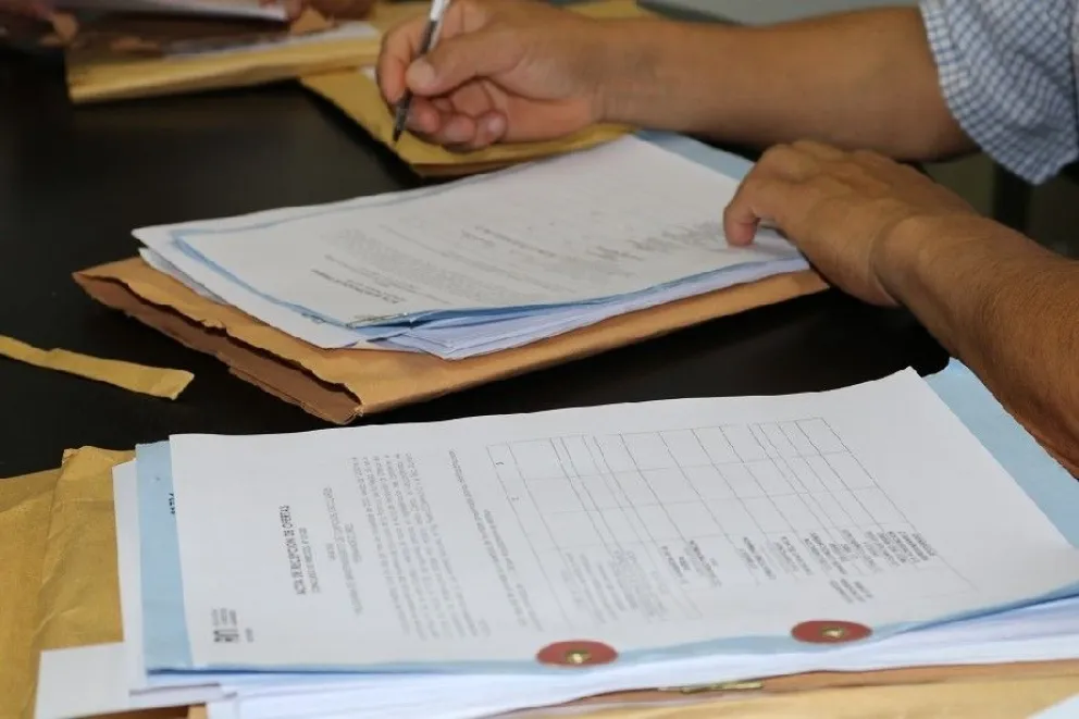 Avanzan licitaciones para reconstruir el techo de la escuela 16 y otras obras en el jardín 60