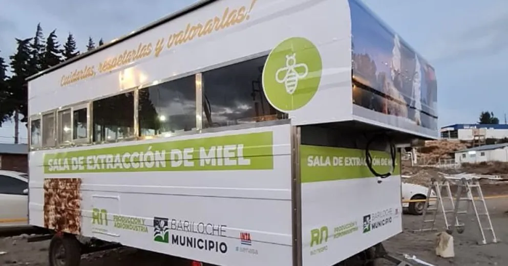 Entregaron la nueva sala de extracción móvil de miel para Bariloche