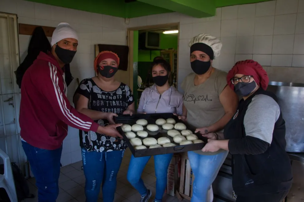 Elaboran viandas para 50 familias pero se quedaron sin insumos