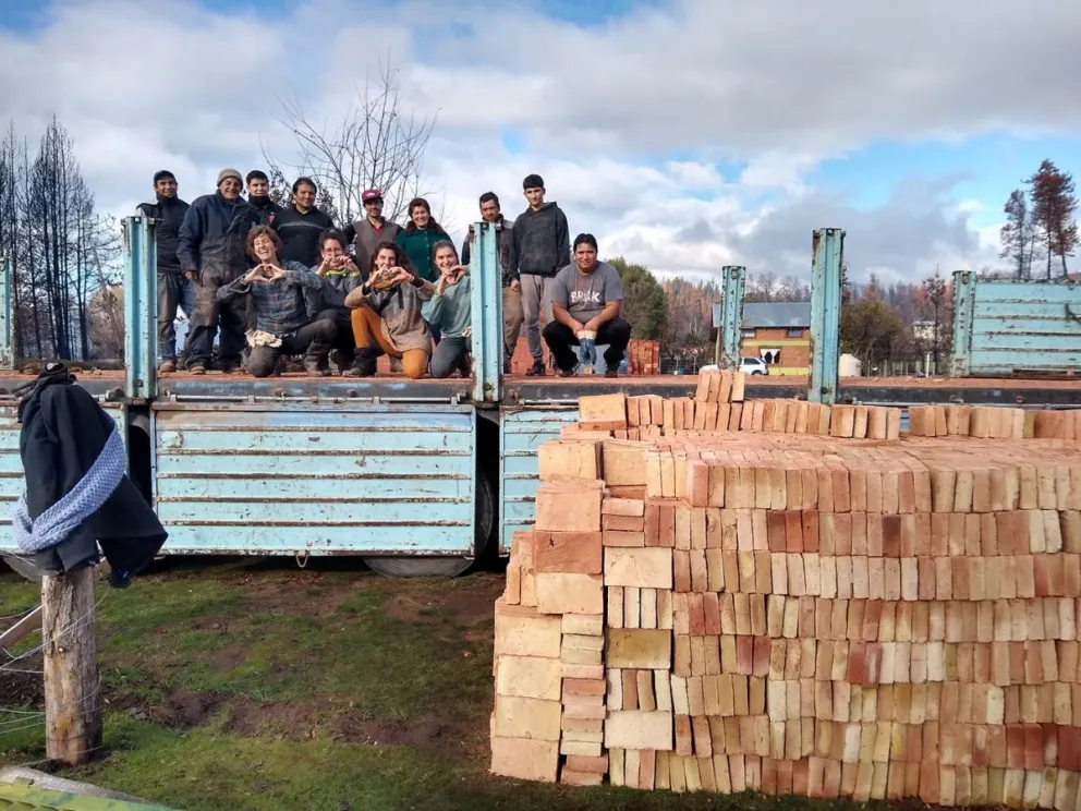 Reconstruyen las casas quemadas: "Nos pusimos en el lugar de la gente que perdió todo"