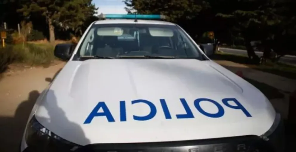 Un hombre agredió, amenazó y provocó destrozos en casas de sus vecinos mientras buscaba a su ex novia  