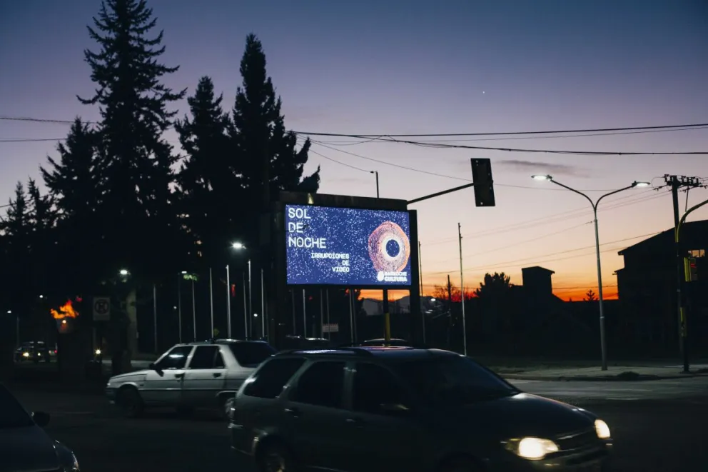 “Sol de Noche” en las pantallas led callejeras