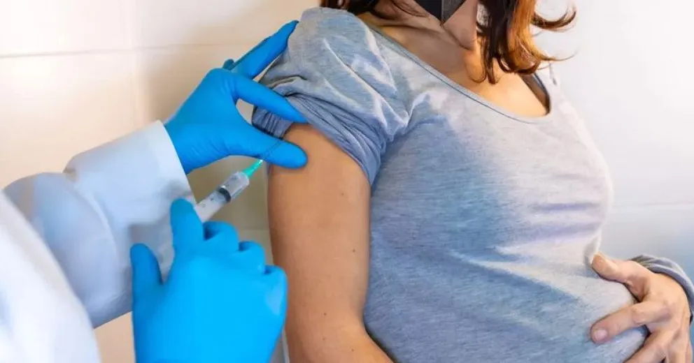 Embarazadas y puérperas ya pueden anotarse para recibir la vacuna contra el coronavirus  