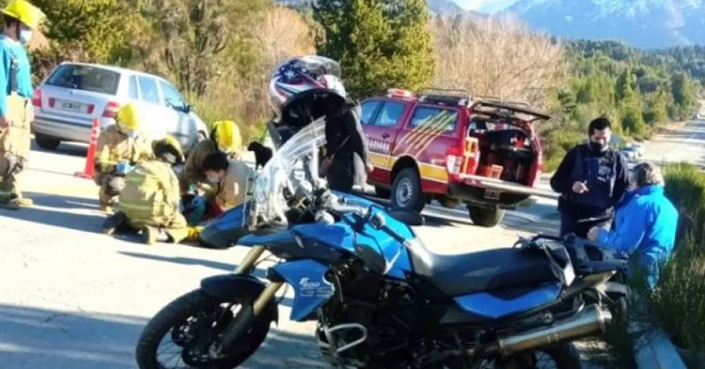 Debió ser hospitalizada tras derrapar la moto en la que circulaba junto al conductor