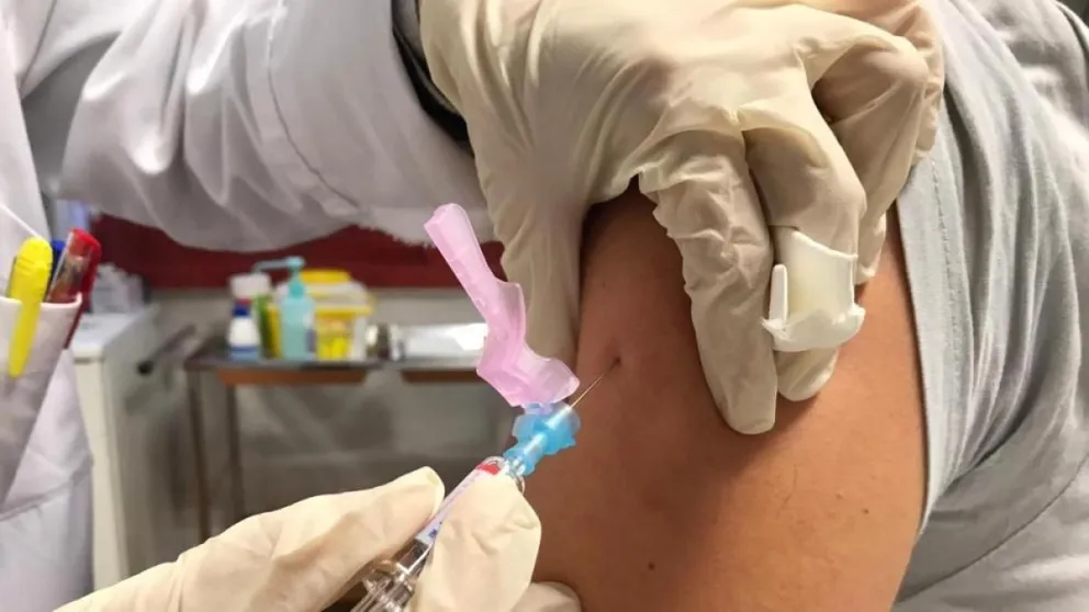 Insólito: Madre “antivacunas” echó a su hijo por inocularse contra el Covid