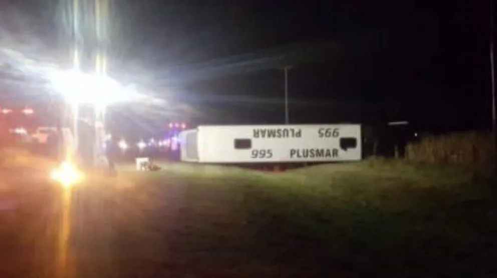 Tragedia en Ruta 2: volcó un micro y hay 2 muertos y 20 heridos