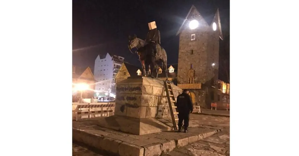 Cubrieron la estatua de Roca con cartón