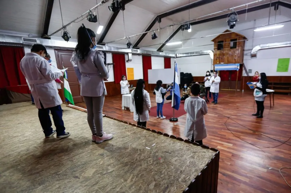 Emocionante Promesa a la Bandera en la escuela N°16