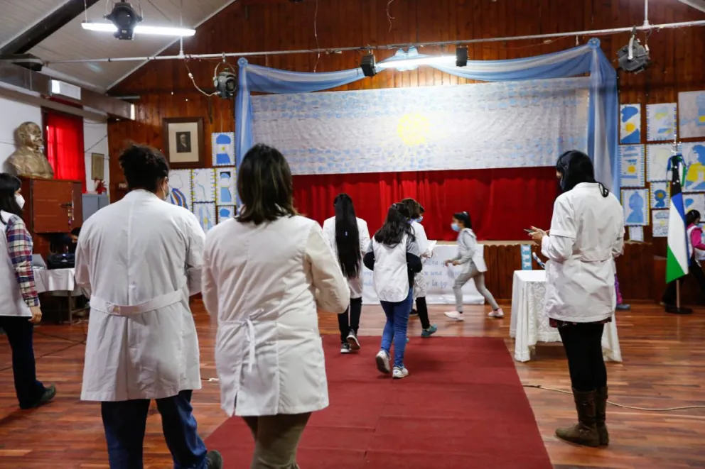Pese a la resolución provincial, hubo actos por el 25 de Mayo en escuelas de Bariloche