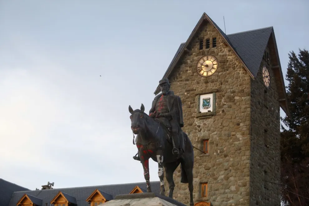 El monumento del Centro Cívico continúa siendo tema de discusión (foto: Matías Garay).