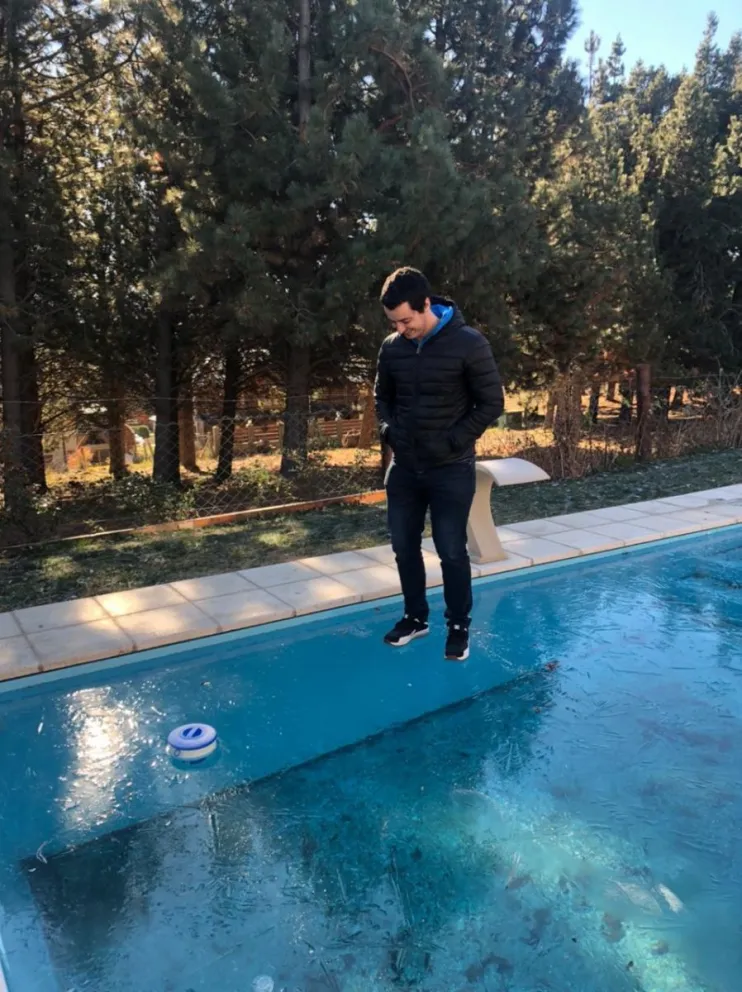 En Bariloche se congeló una pileta por las heladas y el Servicio Meteorológico lo mostró en Twitter