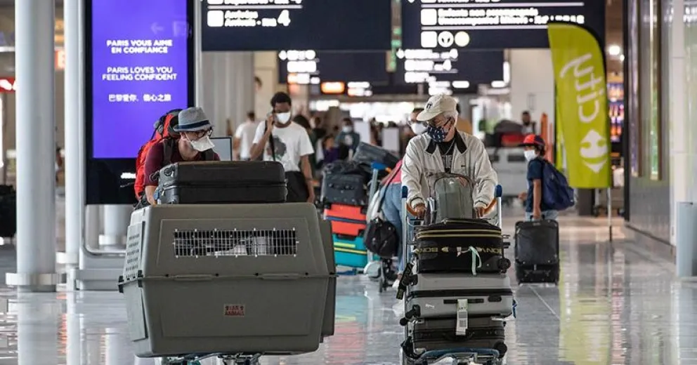 Pasajeros varados en el exterior no saben qué hacer