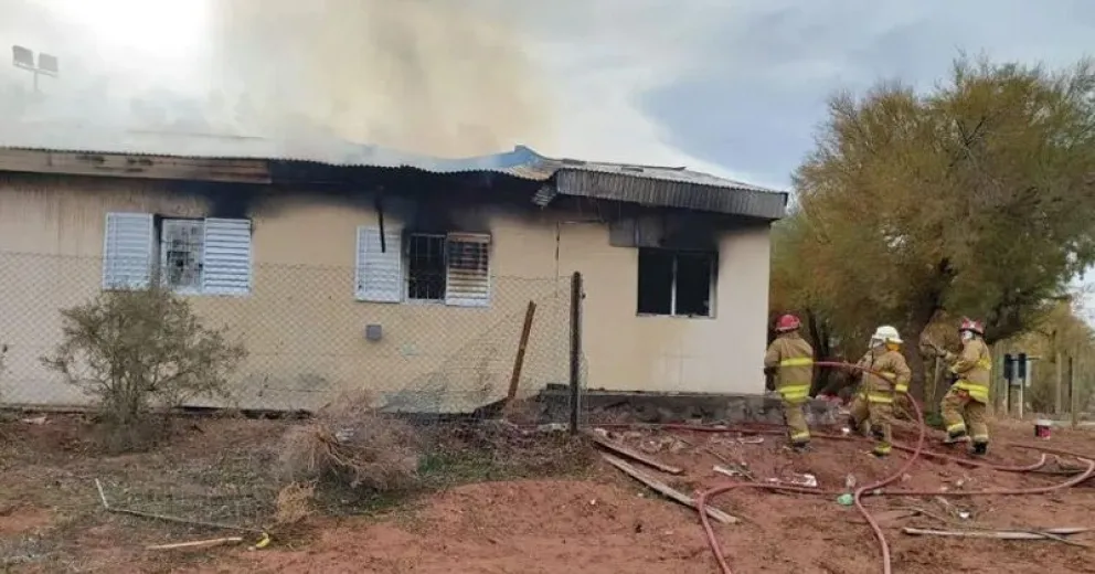 Fatal explosión en Aguada San Roque: dos muertos y una docente grave
