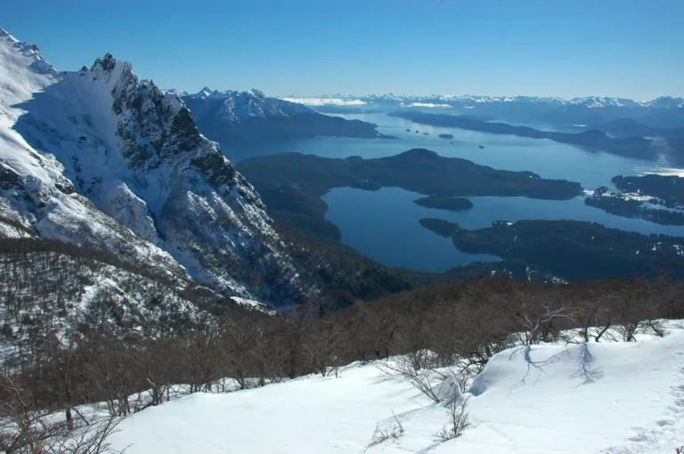 Avalancha atrapó a montañistas en el cerro López y trabajan para rescatarlos