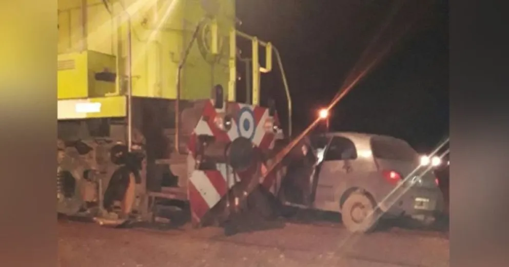 Un auto chocó contra el tren en Maquinchao