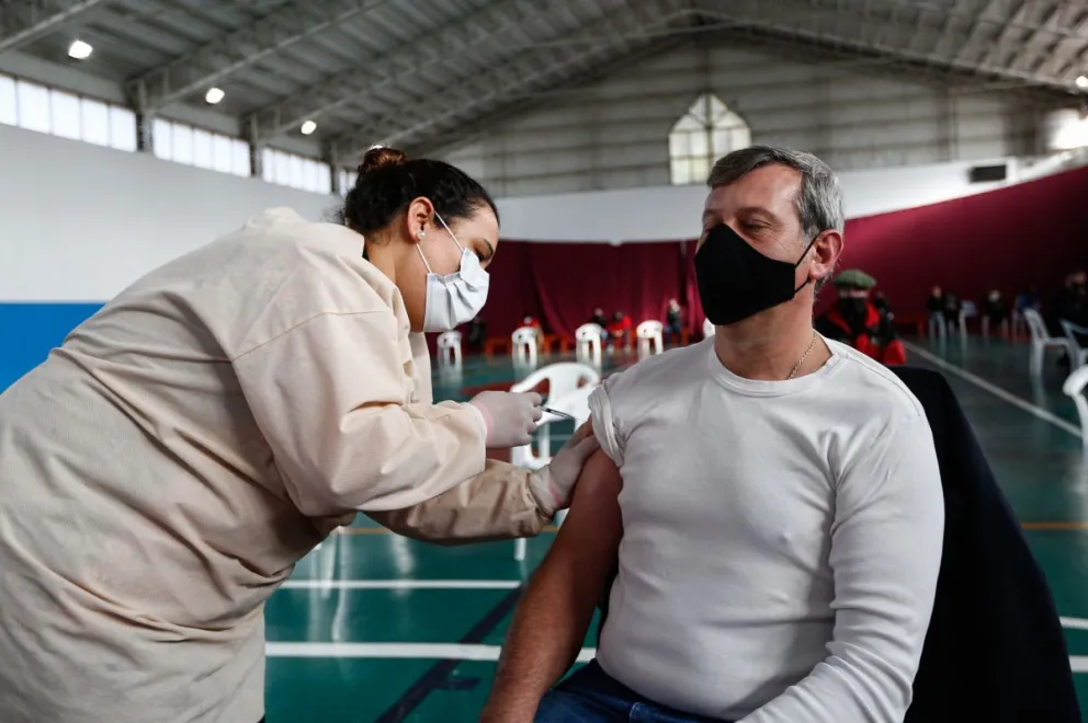 ¿Hay vacunas contra el COVID-19 que provoquen más efectos que otras?  