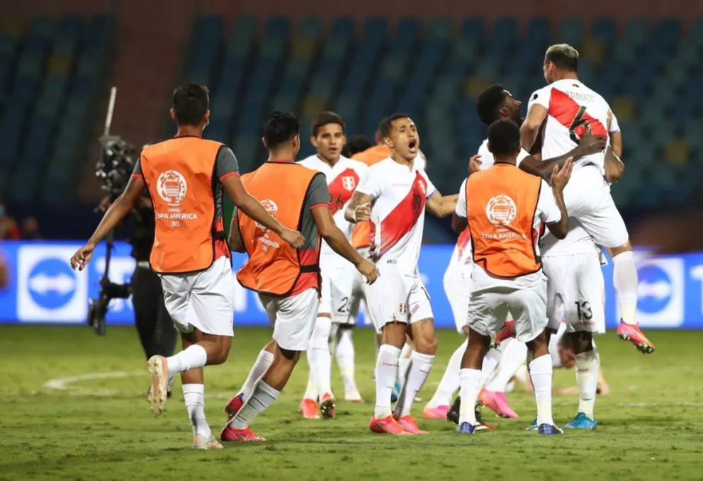 Perú le ganó por penales a Paraguay y está en semifinales