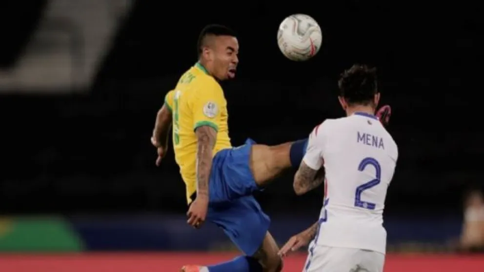 Así fue la terrible patada de Gabriel Jesús que dejó a Brasil con diez jugadores