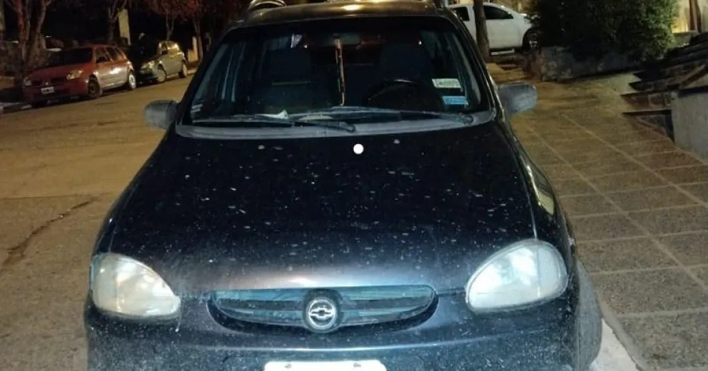 Violentó varios vehículos que estaban estacionados y fue detenido