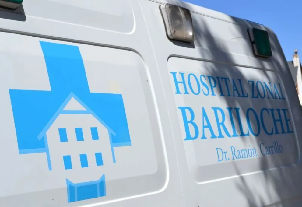 Una joven que manejaba una moto sufrió una fractura al colisionar con un auto