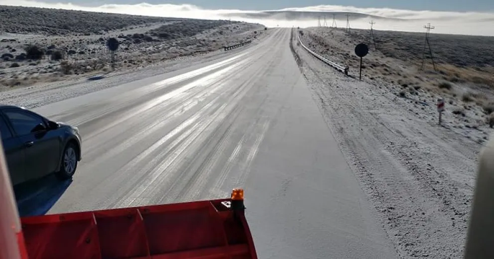 Trabajan en el mantenimiento de las rutas de la región sur