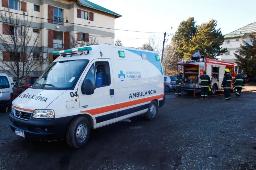 Susto en barrio El Cóndor: explotó un microondas y una mujer fue trasladada al hospital