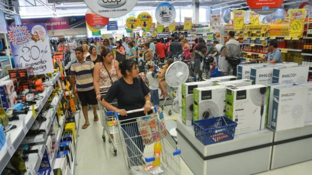 Atraparon a una empleada policial que quiso robar dos longanizas, un salamín y dos paltas