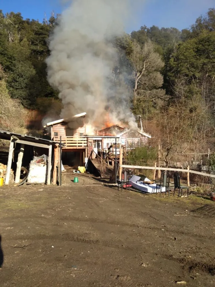 Incendio destruyó casa en Colonia Suiza y piden una mano de los vecinos 