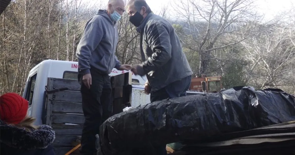 Equipo Solidario Bariloche entregó donaciones a productores damnificados por los incendios