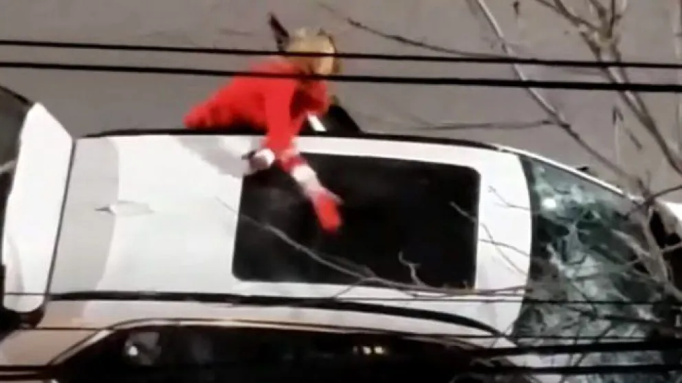 Video: con un matafuegos destrozó una camioneta de alta gama