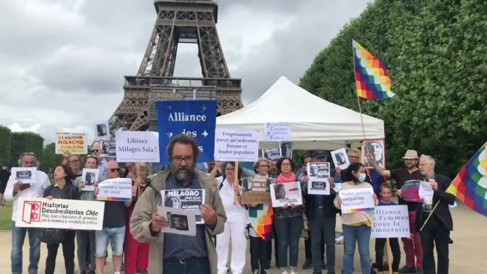 Insólita protesta: pidieron por la liberación de Milagro Sala frente a la Torre Eiffel